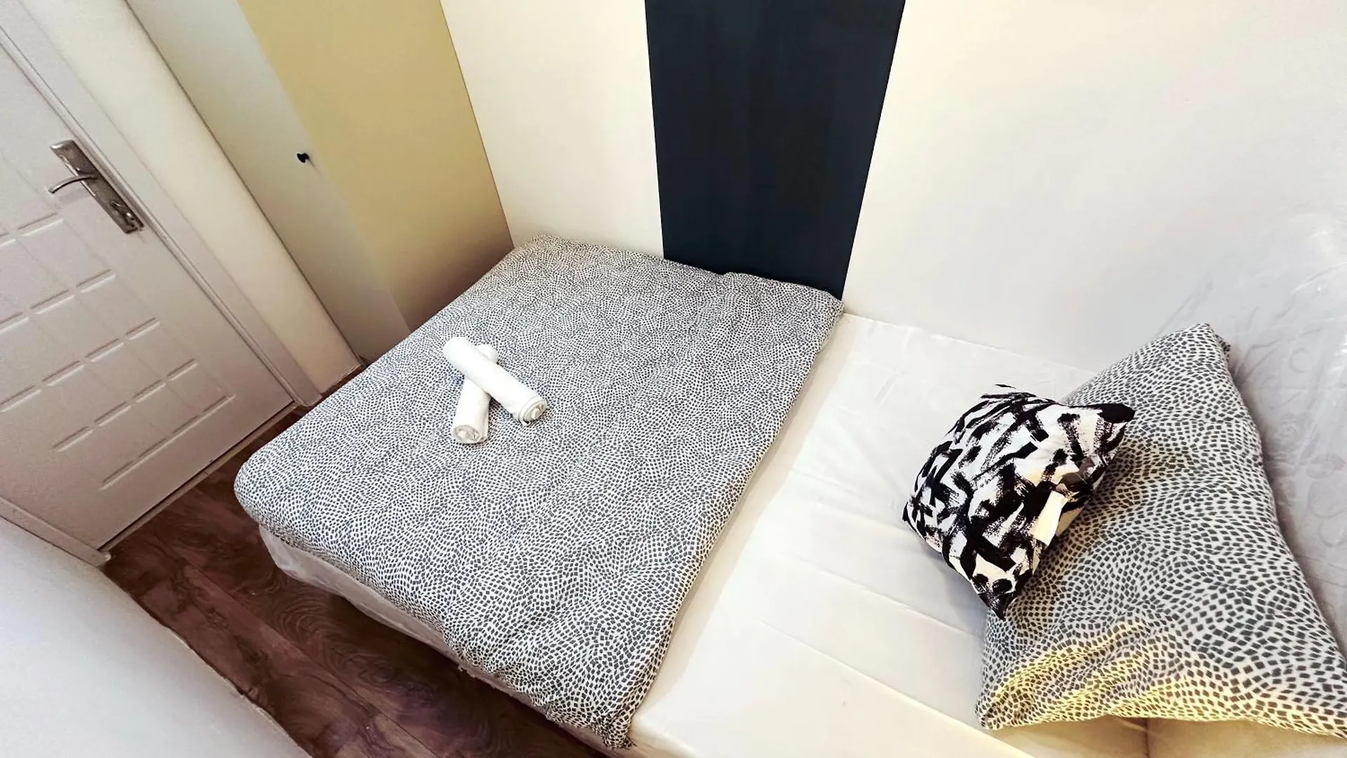 Homestay Blissful Partition Room In Bur Dubai Near Burjuman Metro