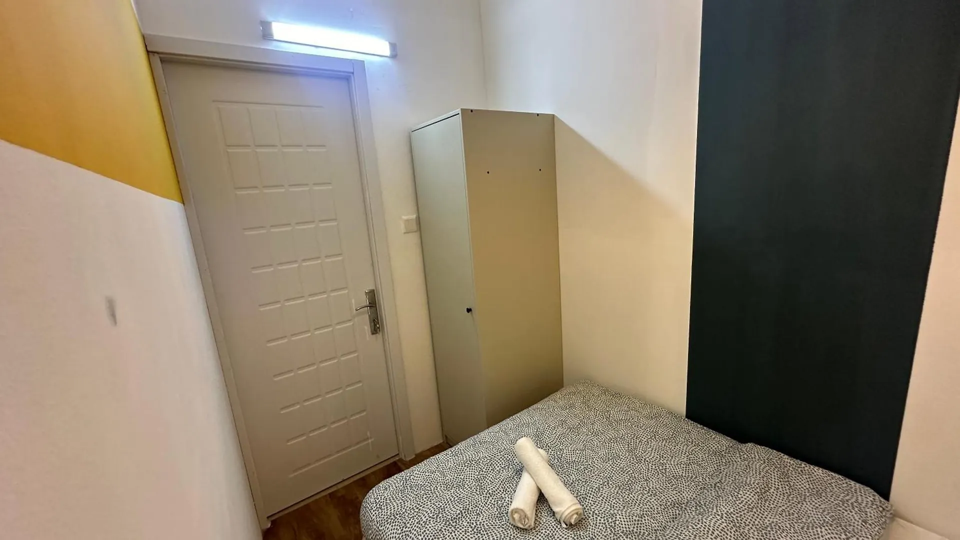 Blissful Partition Room In Bur Dubai Near Burjuman Metro 0*,